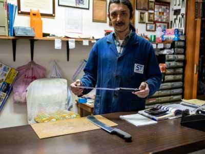 Qui facciamo la conoscenza del 45enne Alessandro Palumbo, che ha ereditato dal padre Antonio la bottega fondata in piazza del Ferrarese dal bisnonno Alfonso